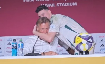 صفعة "ودية" ومصافحة حارة: رونار والحمدان يشعلان كأس العرب بـ "لحظة كوميدية"