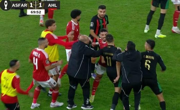 "الكاف" يُدين أحداث مباراة الجيش الملكي والأهلي ويحيل الملف للتأديب