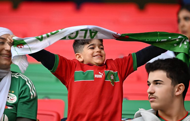 جمهور المغرب يحتفي بالمنتخب الجزائري في الرباط بمشهد أخوي