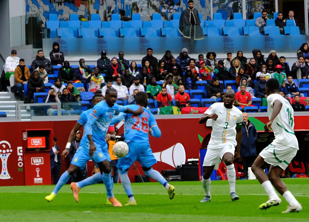 السنغال والكونغو تتعادلان بهدف لكل منهما في مباراة قمة بطنجة