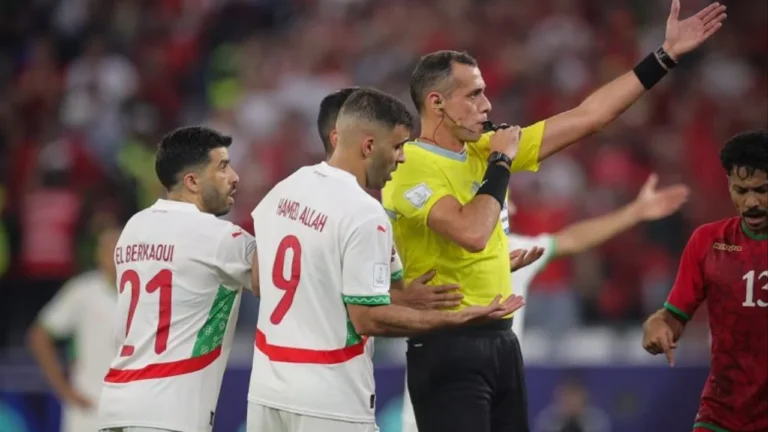 جدل واسع يحيط بـ"حمد الله" بعد طرده في كأس العرب.. والجماهير تُعبّر عن غضبها