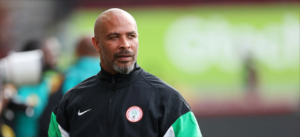 مدرب نيجيريا يحذر من تونس.. ويُخفي أوراقه قبل قمة أمم إفريقيا
