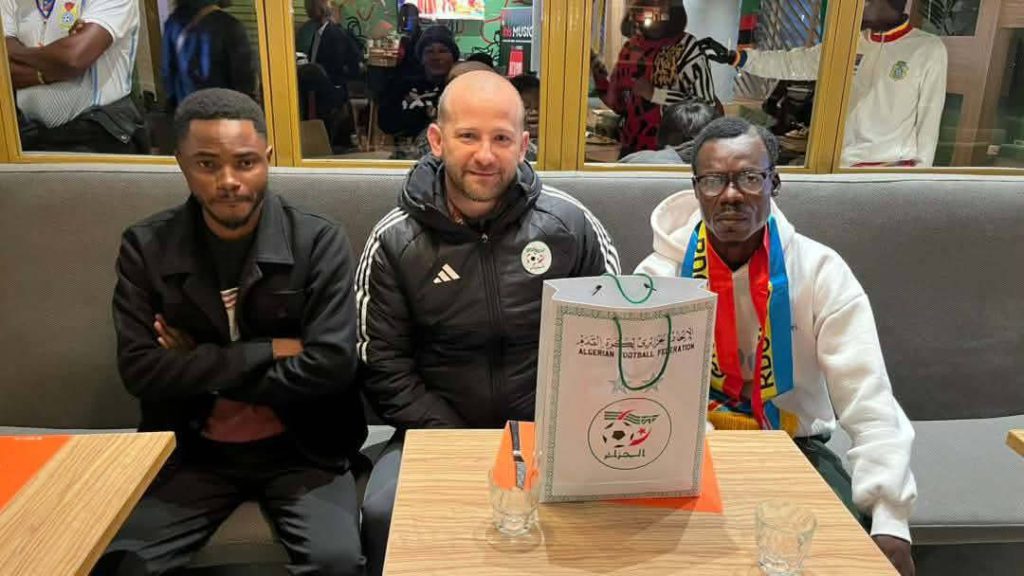 "الفاف" يستقبل مشجعًا كونغوليًا شبيهًا بـ "لومومبا" في المغرب