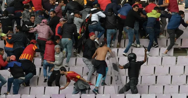"الكاف" يهدد الترجي التونسي بعقوبات قاسية بسبب شغب جماهيره