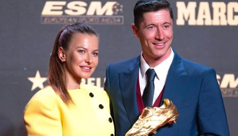 زوجة ليفاندوفسكي تلمح إلى قرب رحيل النجم البولندي عن برشلونة