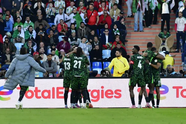 "الكاف" يفتح تحقيقًا في أحداث مباراة الجزائر ونيجيريا المثيرة