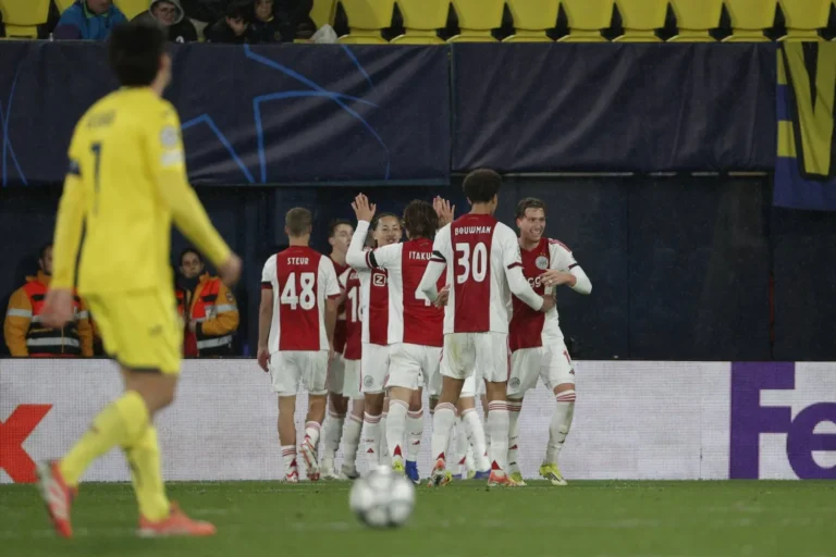 أياكس يقلب الطاولة على فياريال ويقتنص فوزًا ثمينًا بدوري الأبطال