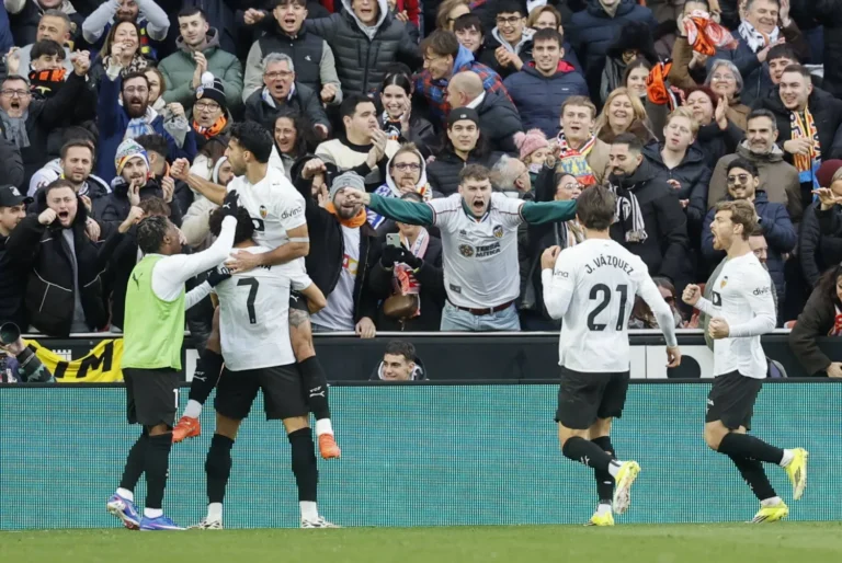 فالنسيا يخطف فوزًا مثيرًا من إسبانيول في الوقت القاتل