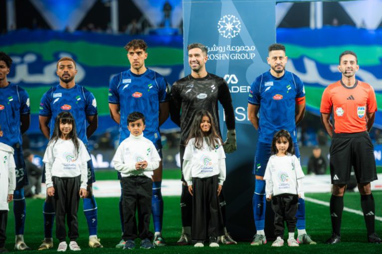 مراد باتنا يتألق ويقود الفتح لتعادل مثير أمام الاتحاد