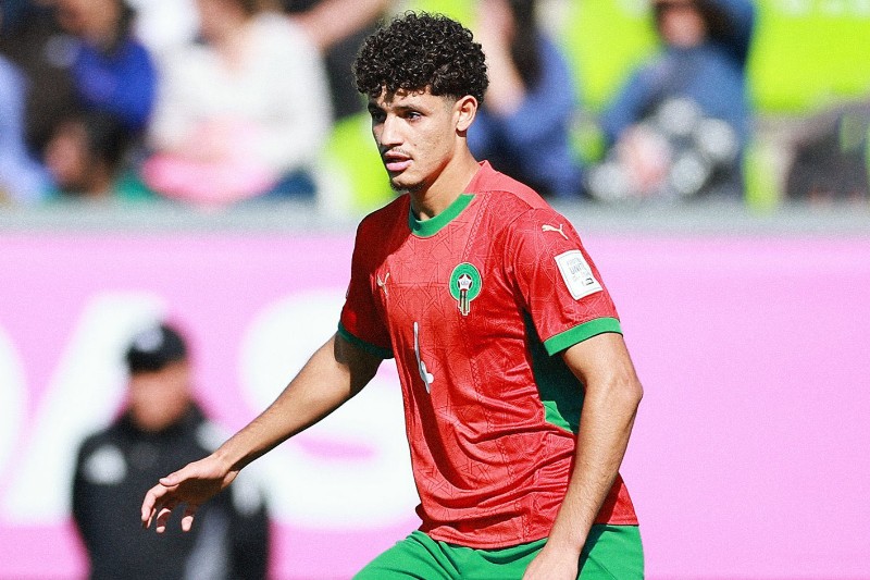 مدافع كامبور المغربي يرفض سانت إيتيان الفرنسي ويفضل البقاء في هولندا