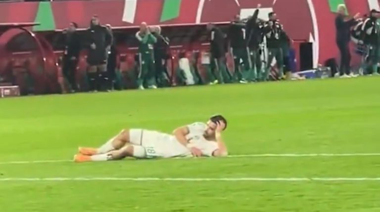 عمورة يعتذر عن "حركته المثيرة" في مباراة الجزائر والكونغو