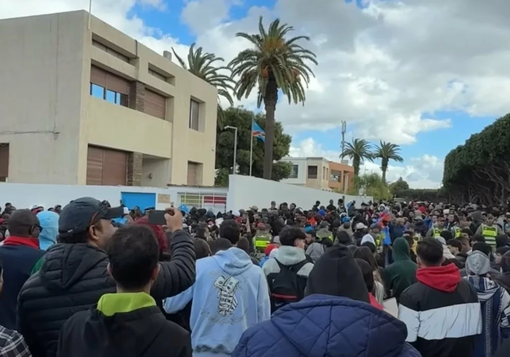 مغاربة يتهافتون على سفارة الكونغو للحصول على تذاكر مباراة الجزائر