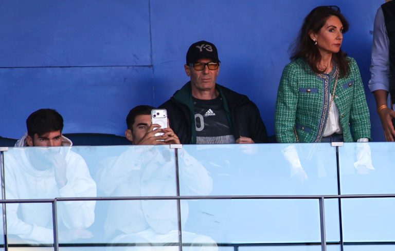 زين الدين زيدان يشعل مدرجات مباراة الجزائر ونيجيريا