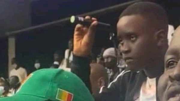 شركة طيران سنغالية تبحث عن مشجع الليزر قبل قمة مصر والسنغال