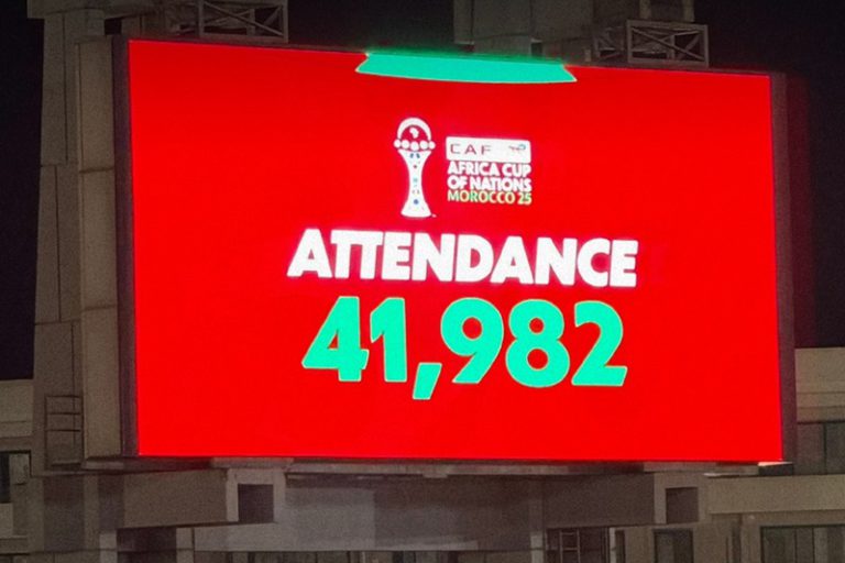 جمهور غفير يشعل قمة تونس ومالي في مركب محمد الخامس