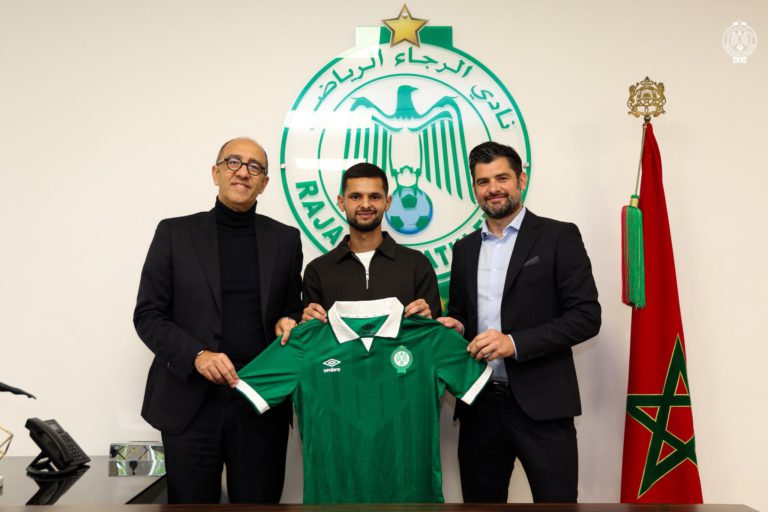 الرجاء المغربي يضم مدافعًا جديدًا لتعويض رحيل بلعمري