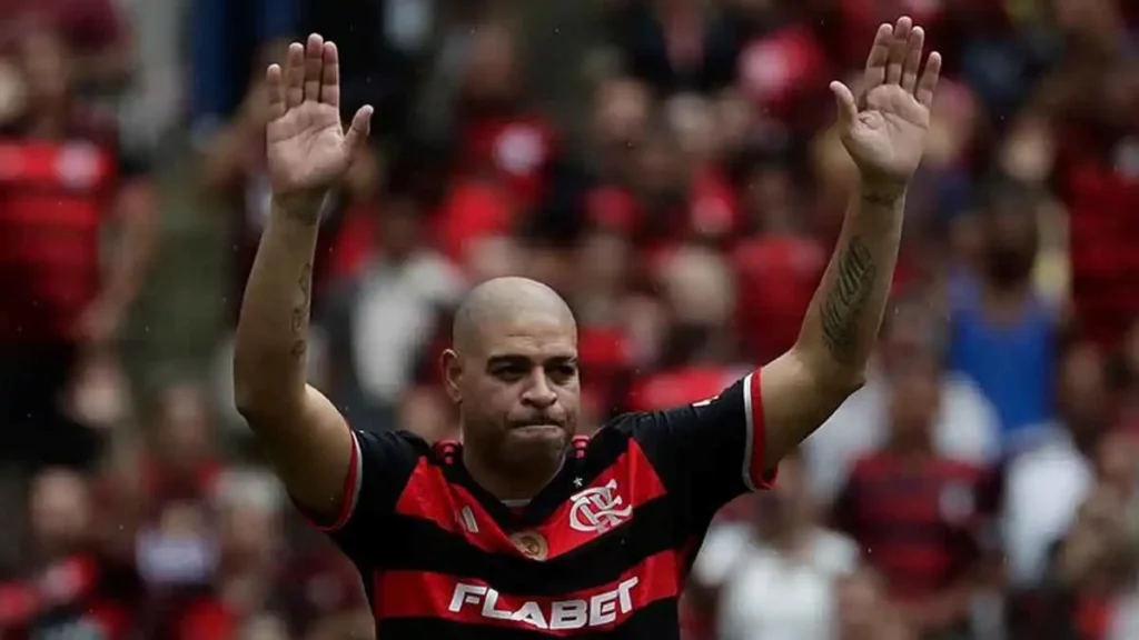 أدريانو يهدد محتالًا بعد سرقة والدته في البرازيل