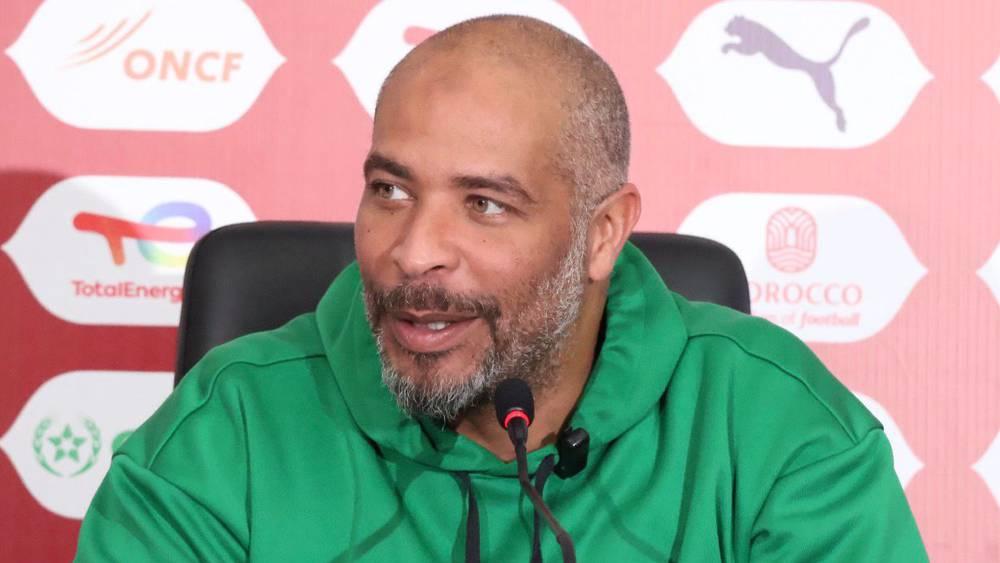 مدرب نيجيريا يعلن دعمه للمغرب والسنغال في نهائي أفريقيا