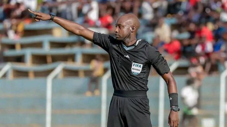 الكاف تعلن عن طاقم تحكيم زامبي لمباراة الجيش الملكي وشبيبة القبائل