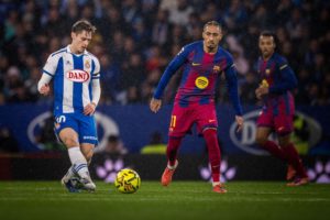 برشلونة يفوز على إسبانيول في ديربي كتالونيا بهدفي أولمو وليفاندوفسكي