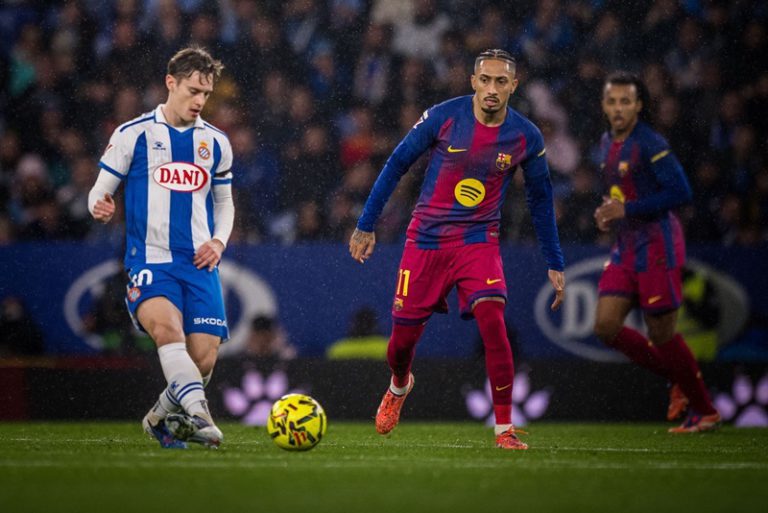 برشلونة يفوز على إسبانيول في ديربي كتالونيا بهدفي أولمو وليفاندوفسكي