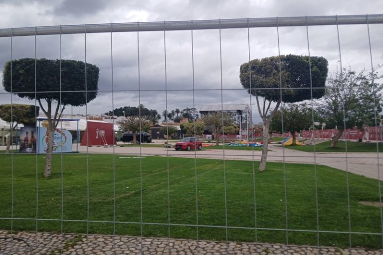 سلا تعلق أنشطة "الفان زون" وتزيل شاشتها العملاقة تحسبًا للتقلبات الجوية