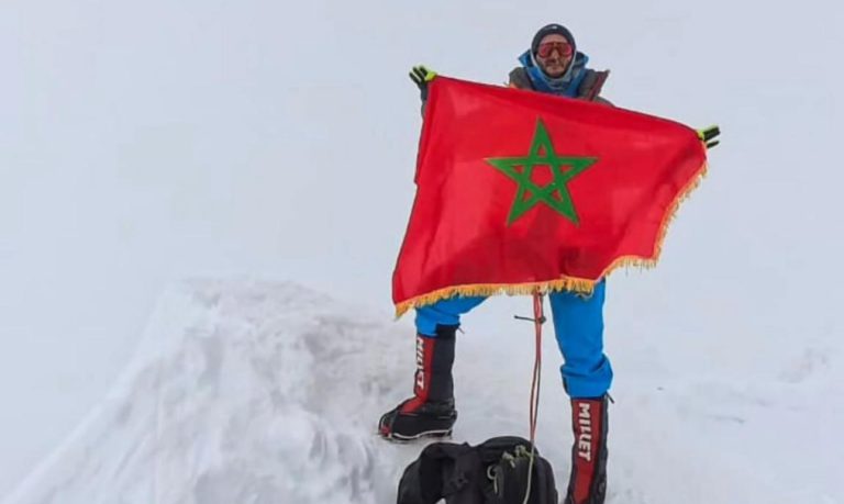 مغربي يرفع علم بلاده على قمة فينسون المتجمدة في القطب الجنوبي