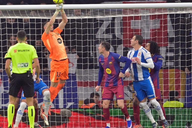 لجنة الحكام الإسبانية تشيد بأداء حكم ديربي برشلونة وإسبانيول