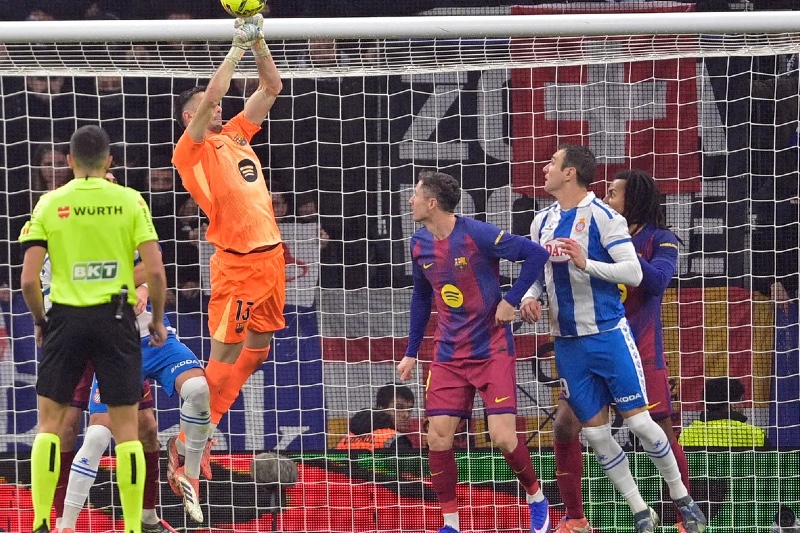 لجنة الحكام الإسبانية تشيد بأداء حكم ديربي برشلونة وإسبانيول