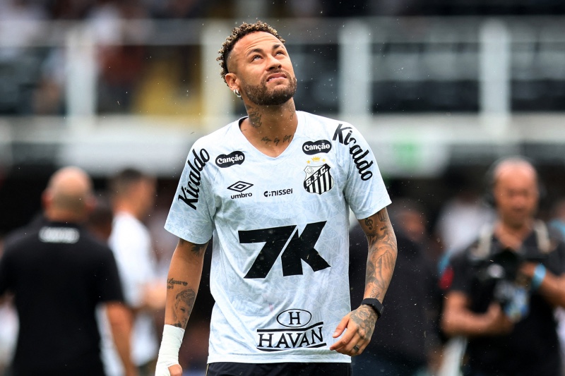 سانتوس يمدد عقد نيمار حتى 2026 بعد موسم عصيب للإصابات