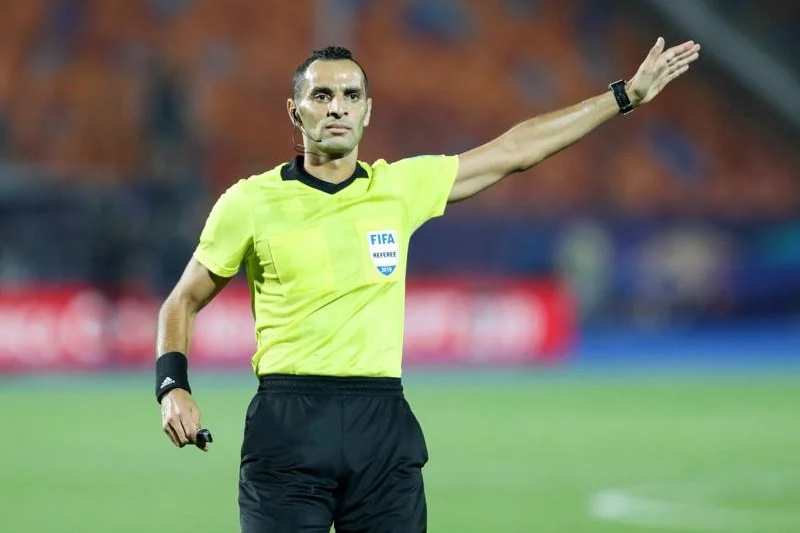 الحكم الجزائري مصطفى غربال يدير مباراة مصر وكوت ديفوار