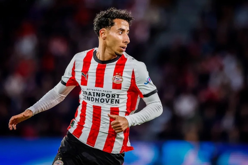 إصابة تبعد النجم المغربي أنس صلاح الدين عن آيندهوفن مؤقتًا