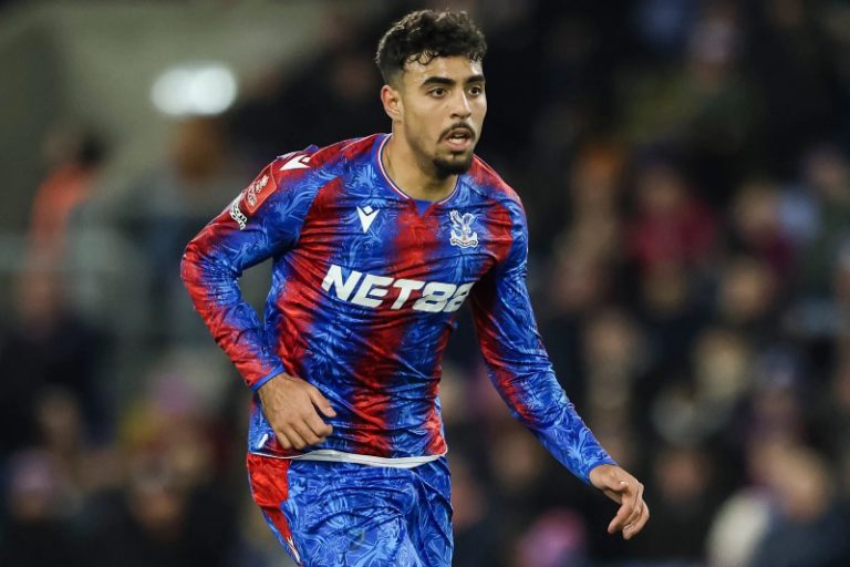 شادي رياض يعود للملاعب بقميص كريستال بالاس بعد غياب طويل