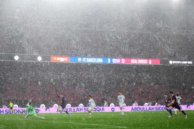 أمطار "كامب نو" تفضح عيوبًا هندسية رغم تجديد الملعب