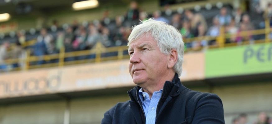 صراع قانوني يضرب منتخب الكاميرون.. والمدرب يواجه إيتو