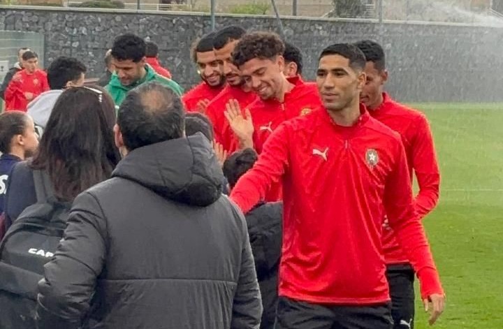 "أسود الأطلس" يستقبلون أبناء شهداء الأمن في معسكر "كان 2025"