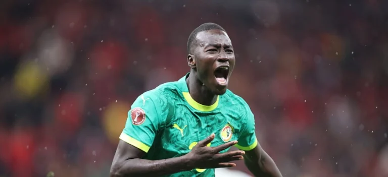 نجم السنغال غايي يوضح حقيقة "واقعة المنشفة" في النهائي