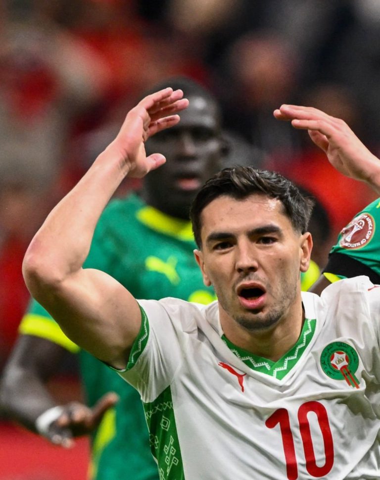 من السخرية من المؤامرات إلى ترويجها.. كيف ضاع اللقب؟