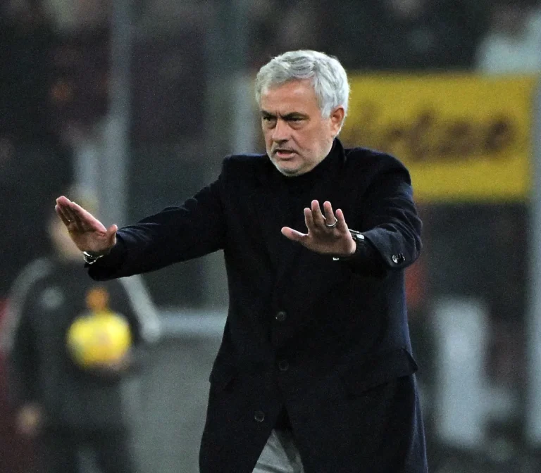 جماهير بنفيكا تحاصر المدرب مورينيو بسبب تراجع النتائج