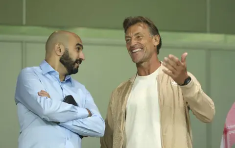 رونار يدافع عن الركراكي: "اصنعوا له تمثالا إذا فاز!"