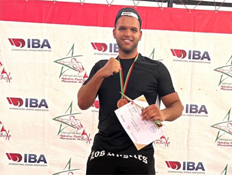 إلياس شكيرش يغادر المغرب للاحتراف بالملاكمة في هولندا