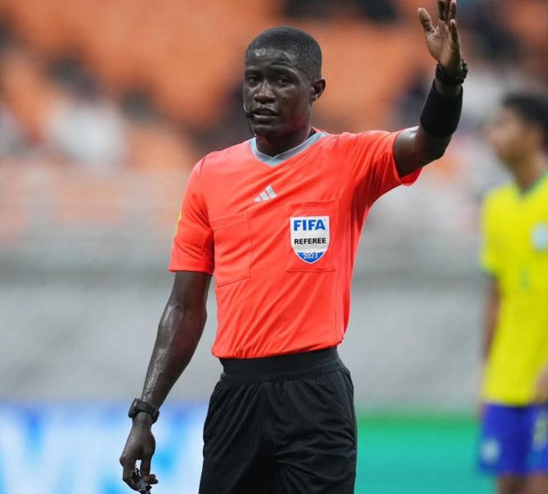 "الكاف" يعلن طاقم تحكيم مباراة مصر والسنغال في نصف النهائي