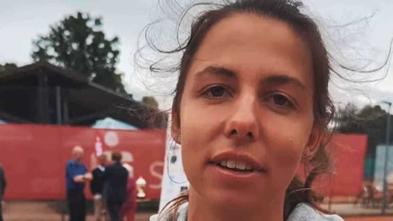 لاعبة التنس المصرية هاجر عبد القادر تثير جدلًا عالميًا بأدائها