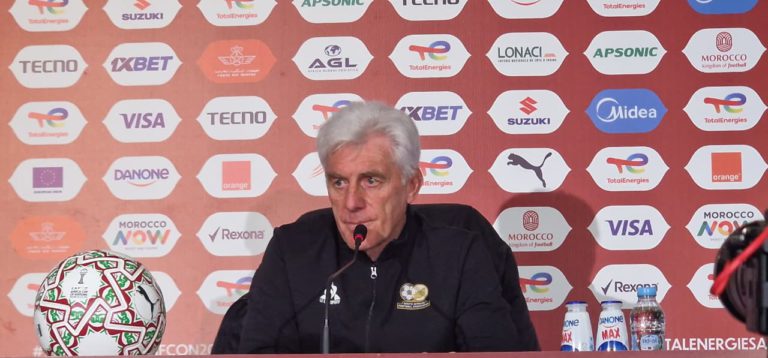 مدرب جنوب إفريقيا يهاجم تنظيم "الكان" ويشعل الجدل قبل ثمن النهائي