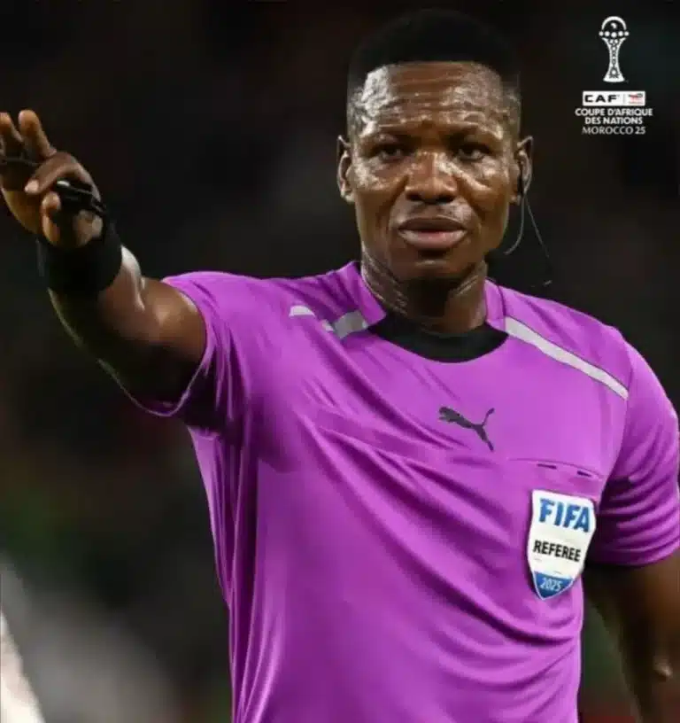 "الكاف" يعلن طاقم تحكيم مباراة المغرب ونيجيريا في نصف نهائي "الكان"