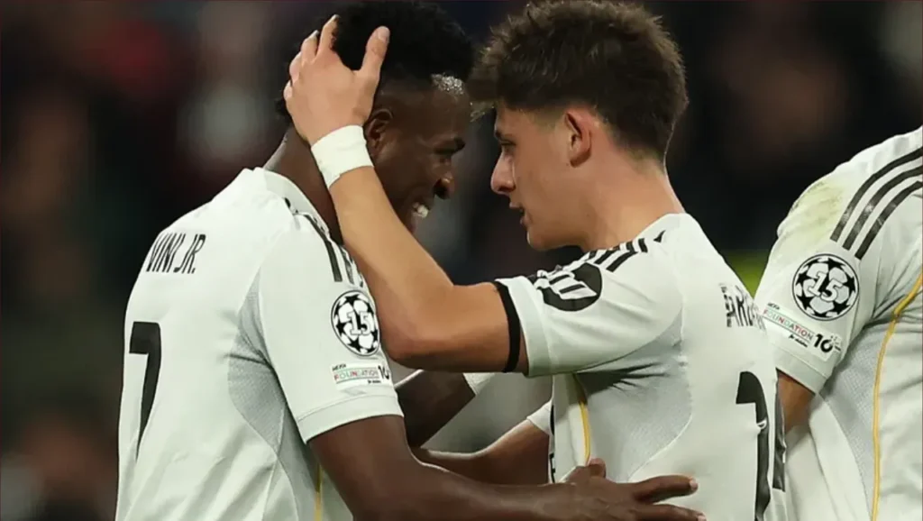 جهاز غامض يرافق أردا غولر في الملعب يثير التساؤلات