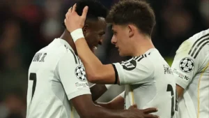 جهاز غامض يرافق أردا غولر في الملعب يثير التساؤلات