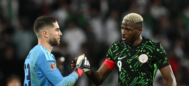 "الكاف" يفرض عقوبات قاسية على منتخب الجزائر بعد أحداث المباراة الأخيرة