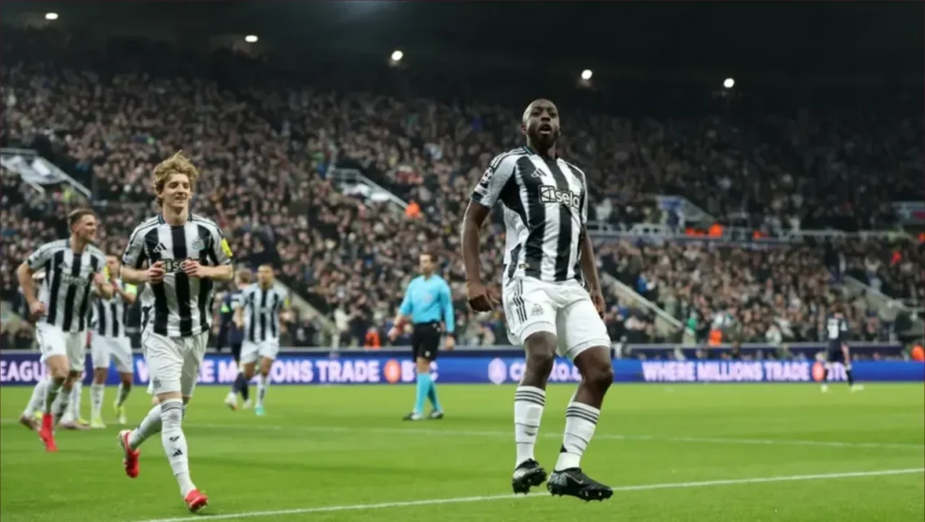 نيوكاسل يسحق آيندهوفن بثلاثية ويشعل المنافسة في دوري الأبطال