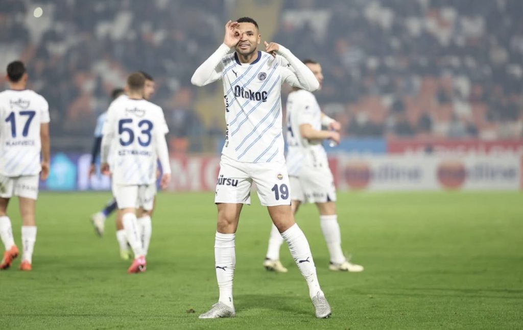 مدرب فنربخشة يحسم الجدل: النصيري باقٍ مع الفريق التركي